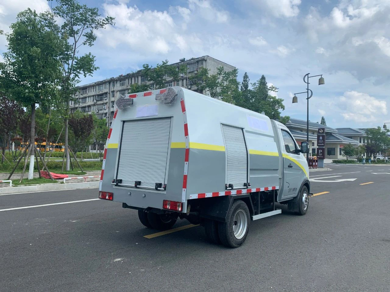 東風2方純電動路面養(yǎng)護車